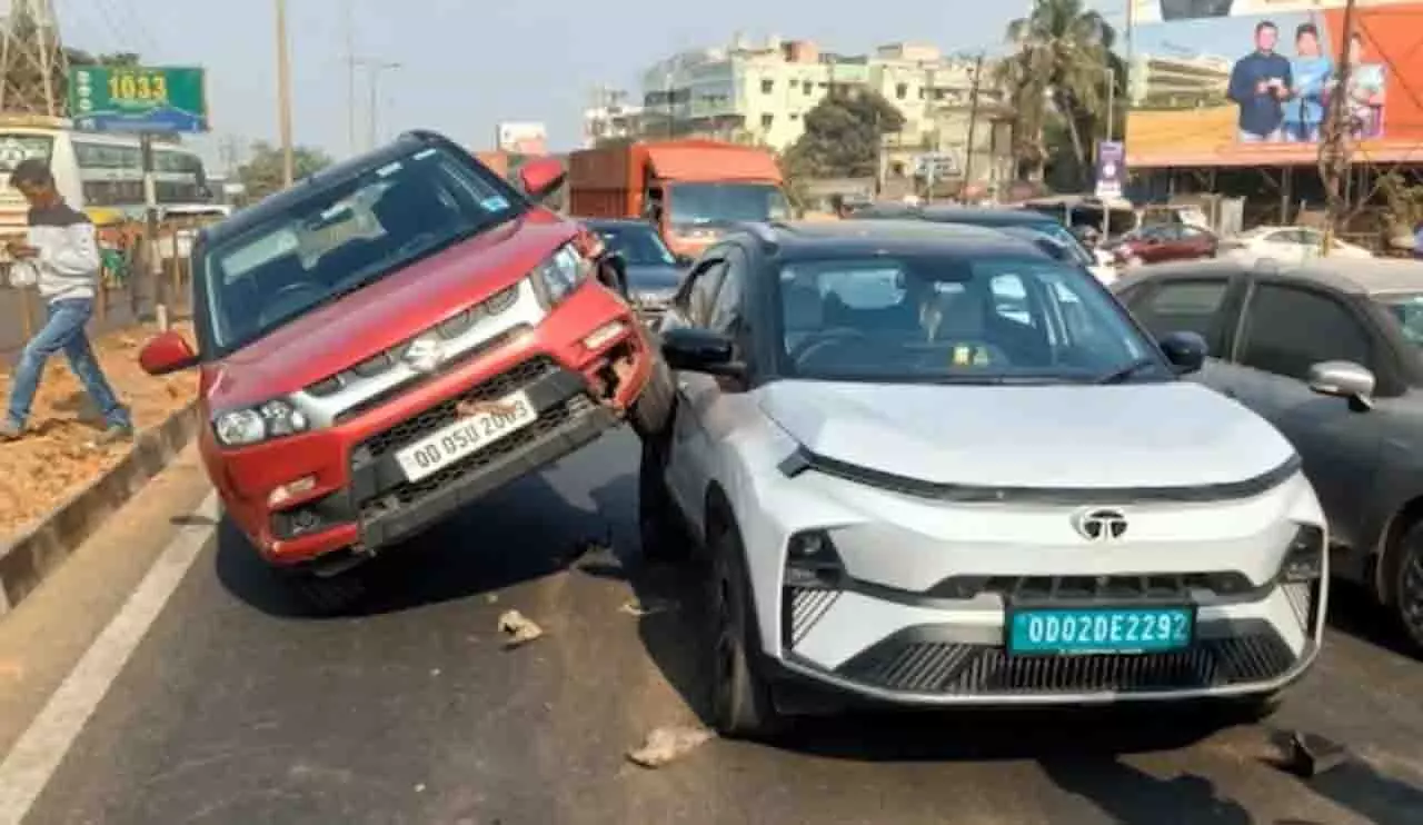 Palasuni, भुवनेश्वर में तेज़ रफ्तार हादसा, कारों की जोरदार टक्कर Palasuni, भुवनेश्वर में तेज़ रफ्तार हादसा, कारों की जोरदार टक्कर