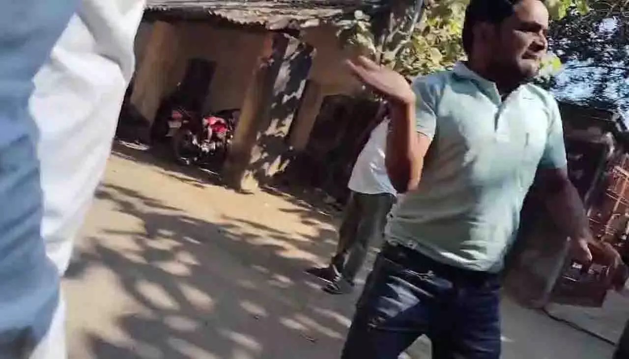 Odisha में पंचायत भवन विवाद को लेकर बीडीओ पर हमला Odisha में पंचायत भवन विवाद को लेकर बीडीओ पर हमला