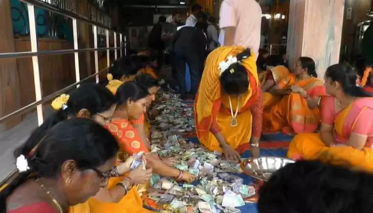 माँ मझिघरियानी मंदिर दान हुंडी गिनती: 250 महिला वॉलंटियर लगी हुई माँ मझिघरियानी मंदिर दान हुंडी गिनती: 250 महिला वॉलंटियर लगी हुई