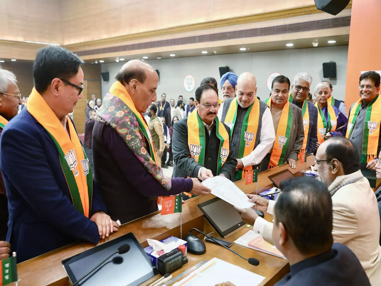 JP Nadda और अमित शाह ने नितिन नबीन के नामांकन की प्रक्रिया में भाग लिया JP Nadda और अमित शाह ने नितिन नबीन के नामांकन की प्रक्रिया में भाग लिया
