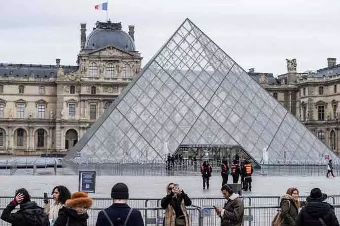 Louvre Museum चोरी का फुटेज वायरल: सरेआम गहने ले उड़े चोर, देखते रह गए स्टाफ मेंबर्स Louvre Museum चोरी का फुटेज वायरल: सरेआम गहने ले उड़े चोर, देखते रह गए स्टाफ मेंबर्स