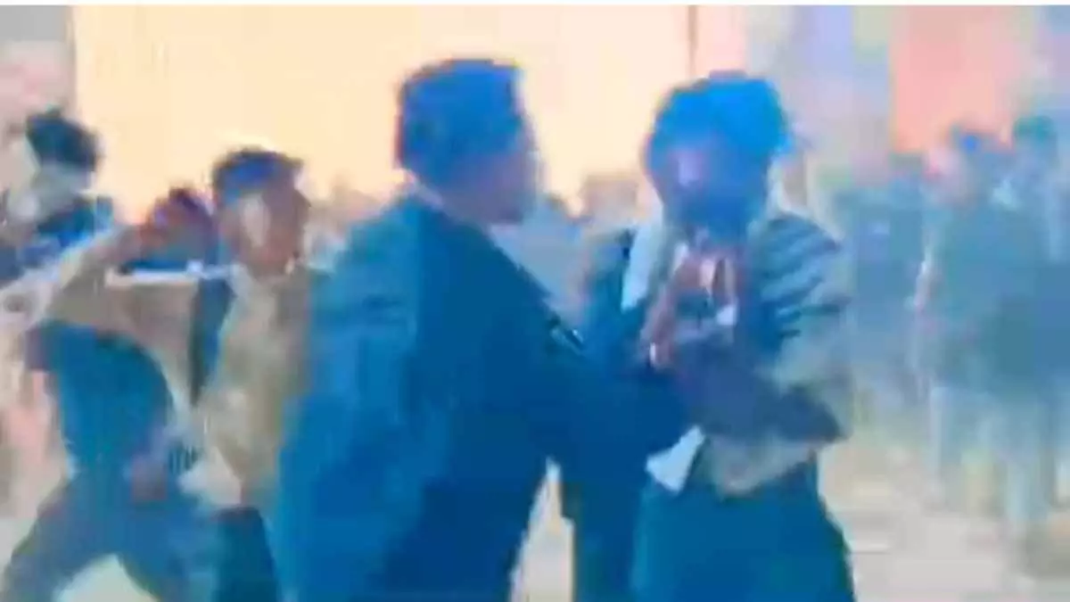 बेलतरा महोत्सव में नाच को लेकर दो गुटों के बीच जमकर मारपीट, देखें VIDEO... बेलतरा महोत्सव में नाच को लेकर दो गुटों के बीच जमकर मारपीट, देखें VIDEO...