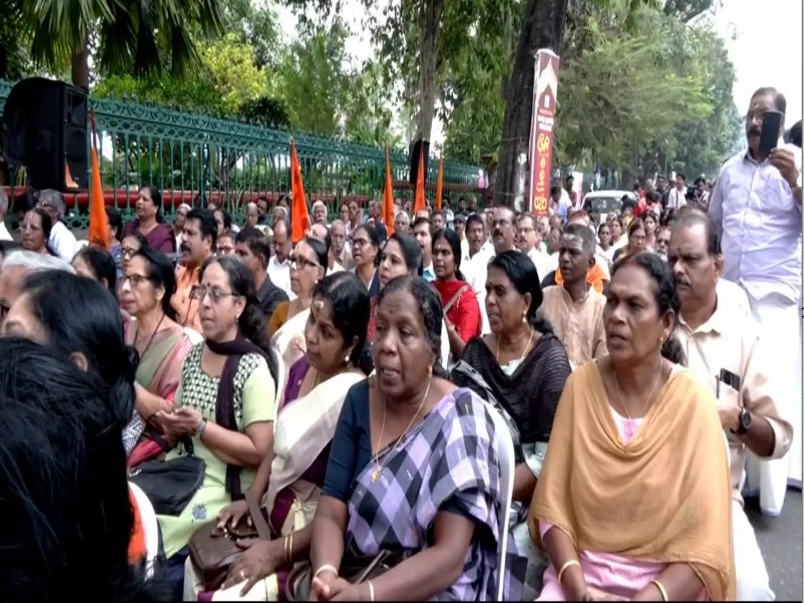 सबरीमाला सोना चोरी की CBI जांच की मांग को लेकर सबरीमाला कर्म समिति ने केरल सचिवालय पर विरोध प्रदर्शन किया सबरीमाला सोना चोरी की CBI जांच की मांग को लेकर सबरीमाला कर्म समिति ने केरल सचिवालय पर विरोध प्रदर्शन किया