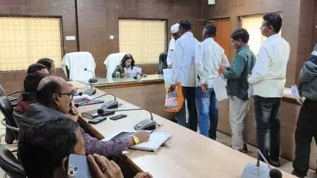 जनदर्शन में कलेक्टर प्रतिष्ठा ममगाईं ने आमजन की समस्याएं सुनीं जनदर्शन में कलेक्टर प्रतिष्ठा ममगाईं ने आमजन की समस्याएं सुनीं