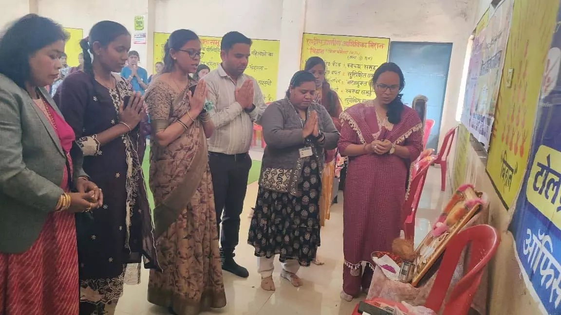 राज्यपाल का गोद ग्राम टेमरी में निःशुल्क सिलाई प्रशिक्षण शुभारंभ राज्यपाल का गोद ग्राम टेमरी में निःशुल्क सिलाई प्रशिक्षण शुभारंभ