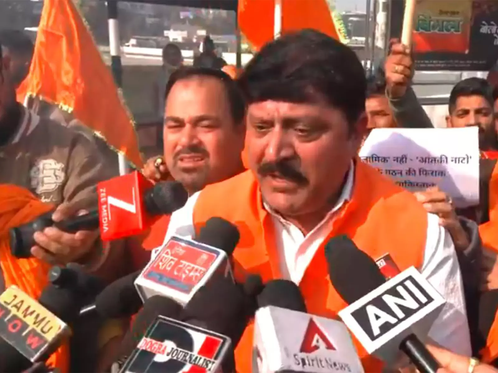 बांग्लादेश में हिंदू हत्याओं के खिलाफ शिव सेना UBT का जम्मू में धरना बांग्लादेश में हिंदू हत्याओं के खिलाफ शिव सेना UBT का जम्मू में धरना