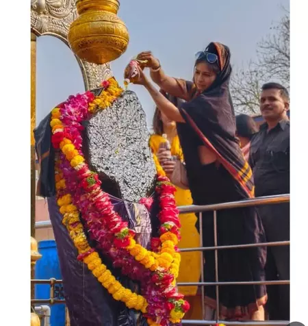 शनि शिंगणापुर पहुंचीं तनीषा मुखर्जी, भगवान शनिदेव के चरणों में टेका मत्था, शेयर की खूबसूरत झलकियां शनि शिंगणापुर पहुंचीं तनीषा मुखर्जी, भगवान शनिदेव के चरणों में टेका मत्था, शेयर की खूबसूरत झलकियां