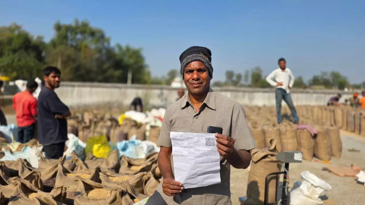 तकनीक के सहारे बदली धान खरीदी व्यवस्था, अब किसान घर बैठे काट रहे हैं अपना टोकन तकनीक के सहारे बदली धान खरीदी व्यवस्था, अब किसान घर बैठे काट रहे हैं अपना टोकन