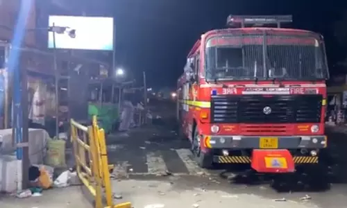 गुब्बारों में गैस भरी जा रही सिलेंडर फटा, महिला की मौत और 18 लोगों की हालत नाजुक गुब्बारों में गैस भरी जा रही सिलेंडर फटा, महिला की मौत और 18 लोगों की हालत नाजुक