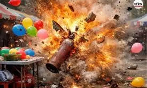 Tamil Nadu : गुब्बारे फुलाने वाले गैस सिलेंडर के फटने से चार लोगों की मौत Tamil Nadu : गुब्बारे फुलाने वाले गैस सिलेंडर के फटने से चार लोगों की मौत