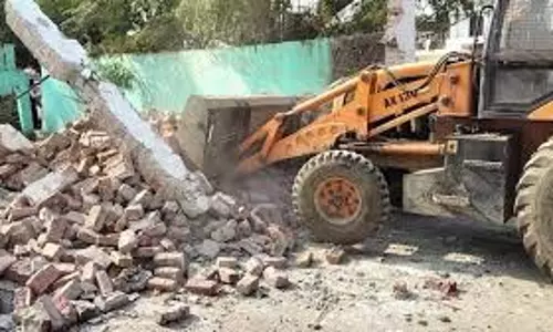 UP News: मेडिकल कॉलेज परिसर के अंदर अवैध तरीके से बनीं 10 मजारों पर चला बुलडोजर