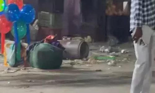 Kallakurichi : मनालुरपेट रिवर फेस्टिवल में सिलेंडर फटने से एक की मौत, 2 घायल Kallakurichi : मनालुरपेट रिवर फेस्टिवल में सिलेंडर फटने से एक की मौत, 2 घायल