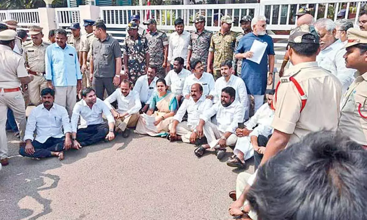 YSRCP ने दलित कार्यकर्ता की हत्या को लेकर DGP ऑफिस के बाहर विरोध प्रदर्शन किया