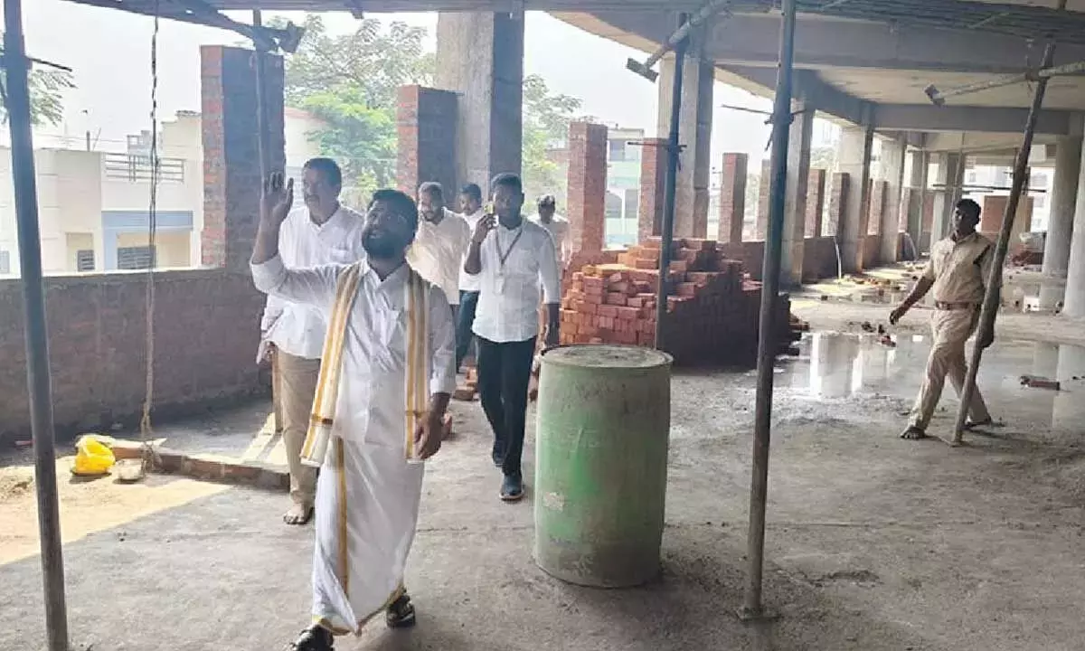 Andhra: दुर्गा मंदिर के ईओ ने विकास कार्यों का निरीक्षण किया Andhra: दुर्गा मंदिर के ईओ ने विकास कार्यों का निरीक्षण किया