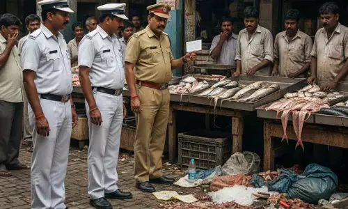Indore : मच्छी बाज़ार में कचरा मिलने पर सफ़ाई इंस्पेक्टरों पर जुर्माना