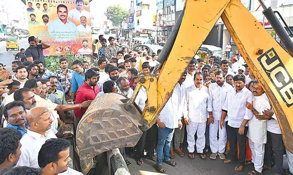 यात्रियों की सुविधा के लिए डिवाइडर हटाया गया: MLA Arani यात्रियों की सुविधा के लिए डिवाइडर हटाया गया: MLA Arani