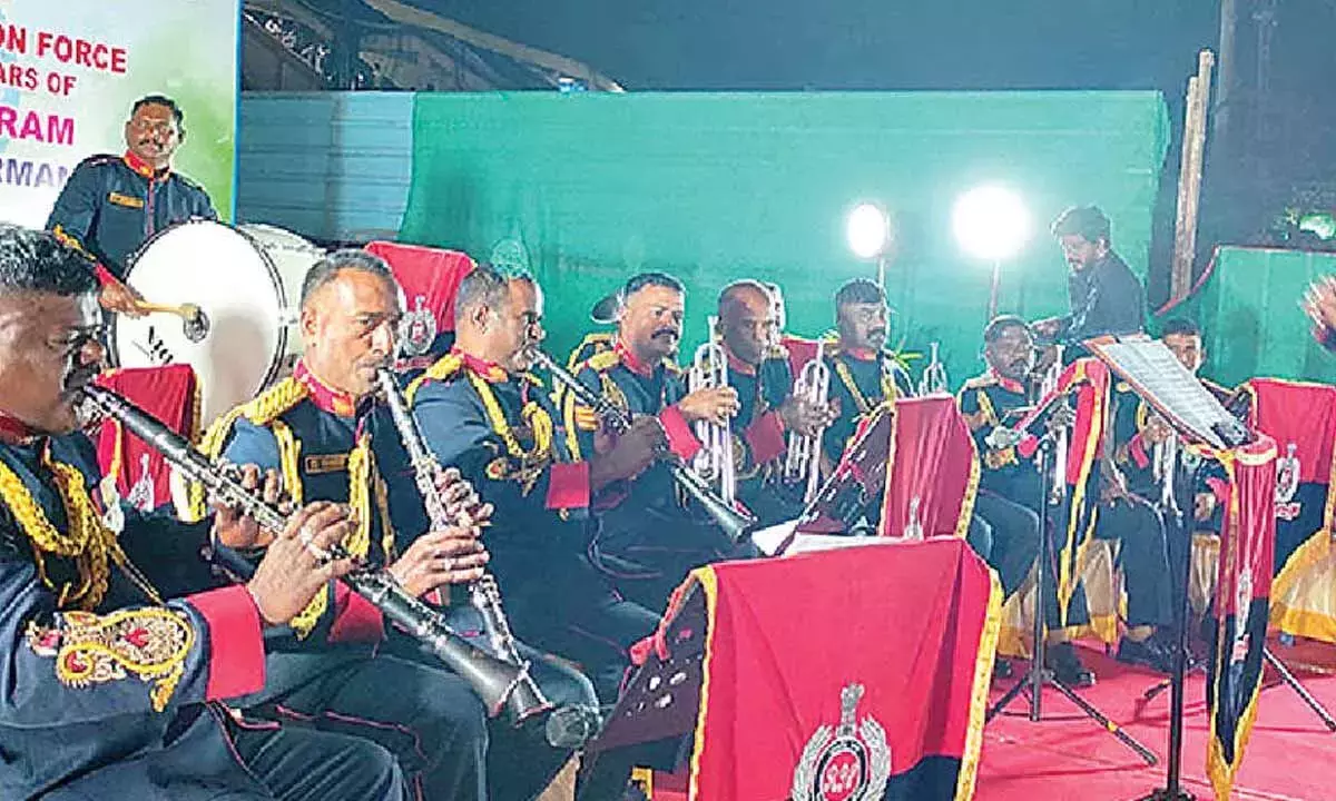 तिरुपति रेलवे स्टेशन पर RPF बैंड ने देशभक्ति की धुन बजाई