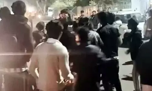 Bhopal : पार्किंग विवाद में महिला समेत तीन पर हमला Bhopal : पार्किंग विवाद में महिला समेत तीन पर हमला