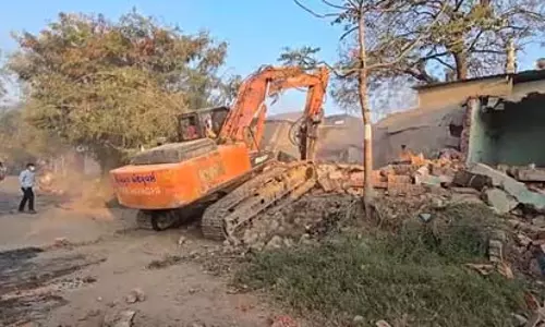 वटवा में एएमसी का अतिक्रमण हटाओ अभियान जारी, 450 से ज्यादा मकान-दुकानों पर चलेगा बुलडोजर