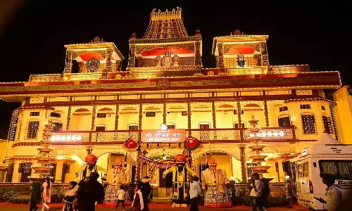 Udupi : शिरुरू श्रीकृष्ण मठ में पुरुषों के लिए ड्रेस कोड लागू किया गया है Udupi : शिरुरू श्रीकृष्ण मठ में पुरुषों के लिए ड्रेस कोड लागू किया गया है