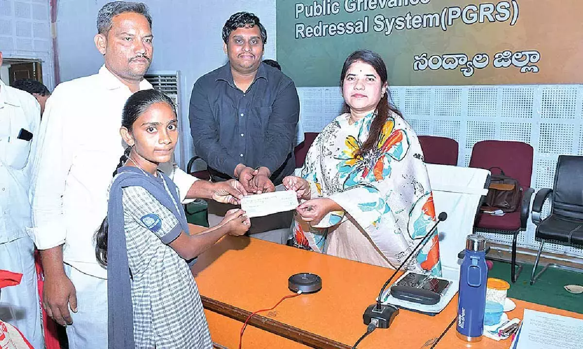 Andhra: कलेक्टर ने अनाथ छात्र को आर्थिक मदद दी