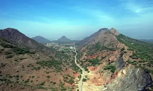helipad वाला फार्महाउस बैंक्वेट हॉल धार्मिक स्थल अरावली में ये सब है