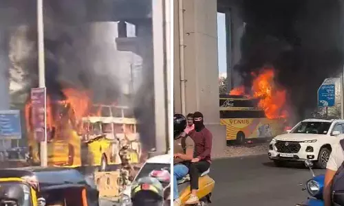 Mumbai : मलाड में टाइम्स ऑफ इंडिया ब्रिज के पास WEH पर प्राइवेट बस में आग लग गई Mumbai : मलाड में टाइम्स ऑफ इंडिया ब्रिज के पास WEH पर प्राइवेट बस में आग लग गई