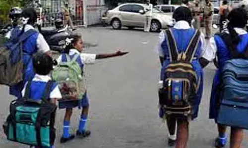 Karnataka : इस बार राज्य सरकार स्कूली बच्चों को जूतों की जगह चप्पल बांटने पर विचार कर रही है