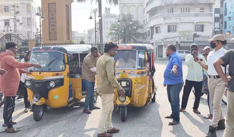 Hyderabad: ऑटो हड़ताल से हैदराबाद में तनाव, यात्रियों और चालकों में टकराव