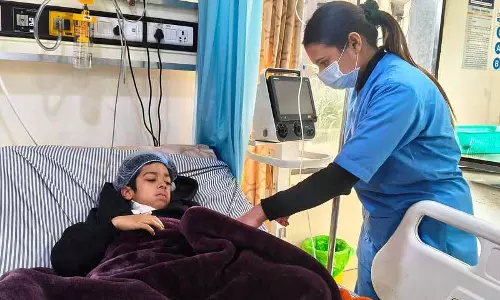 Jalandhar के लड़के का गला चीनी पतंग के मांझे से कटने से घायल Jalandhar के लड़के का गला चीनी पतंग के मांझे से कटने से घायल