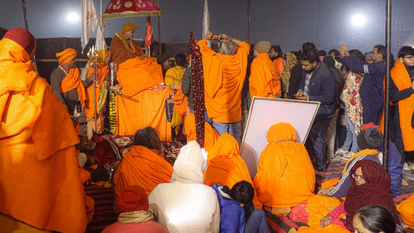 Prayagraj: स्वामी महाराज के कार्यक्रम में प्रशासन का अनियोजित दौरा