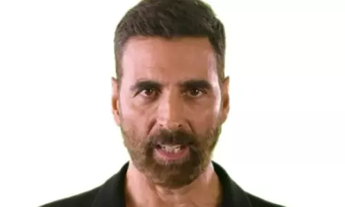 Akshay Kumar की सिक्योरिटी एस्कॉर्ट कार ऑटो-रिक्शा से टकरा गई Akshay Kumar की सिक्योरिटी एस्कॉर्ट कार ऑटो-रिक्शा से टकरा गई