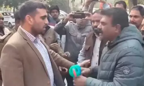 अतिक्रमण के खिलाफ प्रदर्शन के दौरान Congress विधायक ने एसडीएम को ‘घबराया’