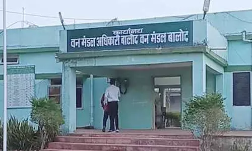 DFO रेंजर और डिप्टी रेंजर पर गंभीर आरोप, अवैध कटाई कराकर घरों के लिए बनवा दिए फर्नीचर DFO रेंजर और डिप्टी रेंजर पर गंभीर आरोप, अवैध कटाई कराकर घरों के लिए बनवा दिए फर्नीचर
