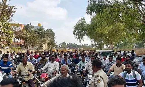 Dabaspet : मुफ़्त हेलमेट वितरण