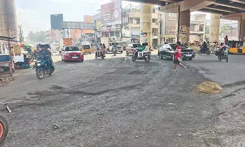 Chennai: मेडवक्कम फ्लाईओवर के नीचे टूटे हुए चौराहे को फिर से बनाने की अपील की Chennai: मेडवक्कम फ्लाईओवर के नीचे टूटे हुए चौराहे को फिर से बनाने की अपील की