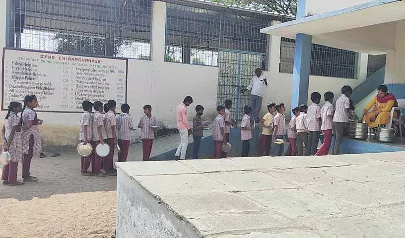 Medak: पेंडिंग ग्रांट को लेकर कॉन्ट्रैक्टर ने स्कूल डाइनिंग हॉल पर ताला लगा दिया Medak: पेंडिंग ग्रांट को लेकर कॉन्ट्रैक्टर ने स्कूल डाइनिंग हॉल पर ताला लगा दिया