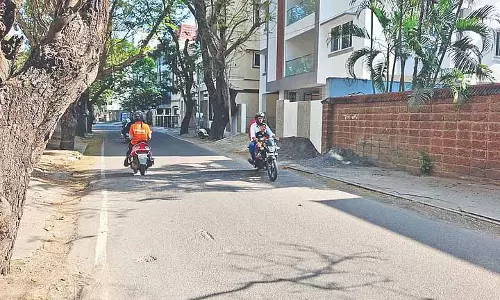 Chennai: स्पीड ब्रेकर लगातार लोगों को हैरान कर रहे Chennai: स्पीड ब्रेकर लगातार लोगों को हैरान कर रहे