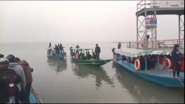 Chilika में डॉल्फिन की जनगणना शुरू, नौका सेवाएं निलंबित Chilika में डॉल्फिन की जनगणना शुरू, नौका सेवाएं निलंबित