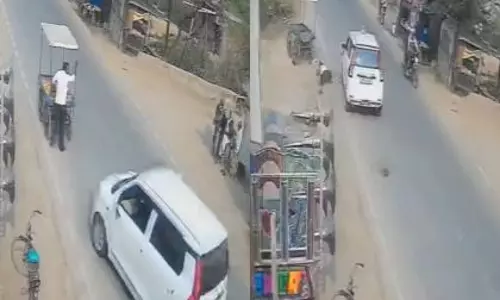 Uttar Pradesh: बेकाबू कार ने ठेले को मारी टक्कर, स्ट्रीट वेंडर घायल, चालक फरार Uttar Pradesh: बेकाबू कार ने ठेले को मारी टक्कर, स्ट्रीट वेंडर घायल, चालक फरार
