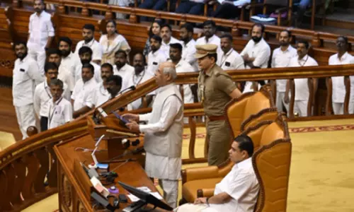 पॉलिसी एड्रेस विवाद: गवर्नर के बदलावों पर CM विजयन का सवाल पॉलिसी एड्रेस विवाद: गवर्नर के बदलावों पर CM विजयन का सवाल
