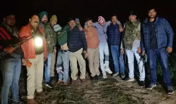 Jhansi: गुटखा लूटकांड में अपराधियों की मुठभेड़ से बढ़ी सनसनी Jhansi: गुटखा लूटकांड में अपराधियों की मुठभेड़ से बढ़ी सनसनी