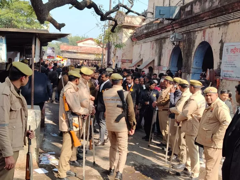 Farrukhabad: बार काउंसिल चुनाव में वकीलों की सक्रिय भागीदारी Farrukhabad: बार काउंसिल चुनाव में वकीलों की सक्रिय भागीदारी