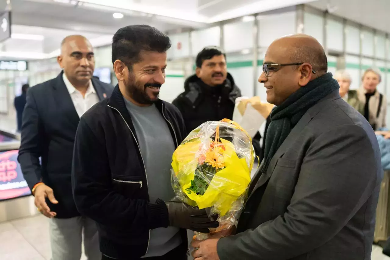 रेवंत की अगुआई वाली तेलंगाना राइजिंग टीम WEF दावोस के लिए ज्यूरिख पहुंची रेवंत की अगुआई वाली तेलंगाना राइजिंग टीम WEF दावोस के लिए ज्यूरिख पहुंची