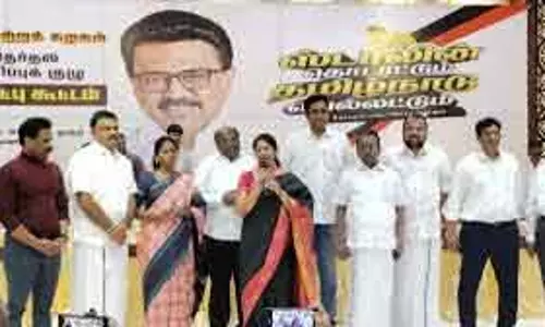 कनिमोझी ने चुनावी वादों को लेकर AIADMK पर निशाना साधा कनिमोझी ने चुनावी वादों को लेकर AIADMK पर निशाना साधा