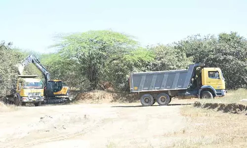 Karnataka ; झील की मिट्टी बेकार है, प्रशासन आँखें मूंदे बैठा है Karnataka ; झील की मिट्टी बेकार है, प्रशासन आँखें मूंदे बैठा है