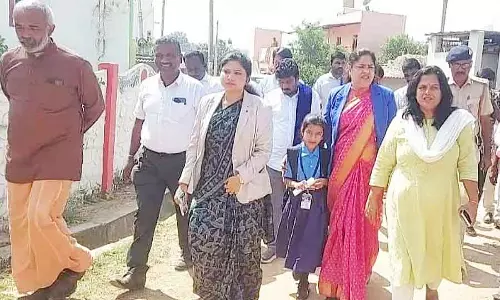 Karnataka : स्टूडेंट 6 महीने बाद स्कूल लौटा