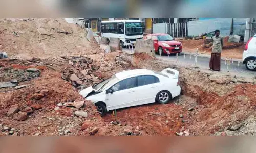 Kerala : नेशनल हाईवे का निर्माण, कार खाई में गिरी Kerala : नेशनल हाईवे का निर्माण, कार खाई में गिरी