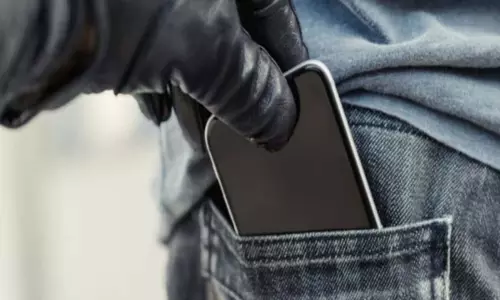 मोबाइल फोन चोरी करने वाले रैकेट का पर्दाफाश किया, 9 हाई-एंड फोन बरामद मोबाइल फोन चोरी करने वाले रैकेट का पर्दाफाश किया, 9 हाई-एंड फोन बरामद