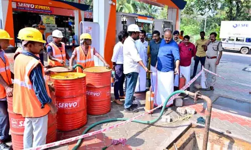 Kerala: कुओं में फ्यूल की मौजूदगी, टैंकों की प्रेशर टेस्टिंग शुरू Kerala: कुओं में फ्यूल की मौजूदगी, टैंकों की प्रेशर टेस्टिंग शुरू